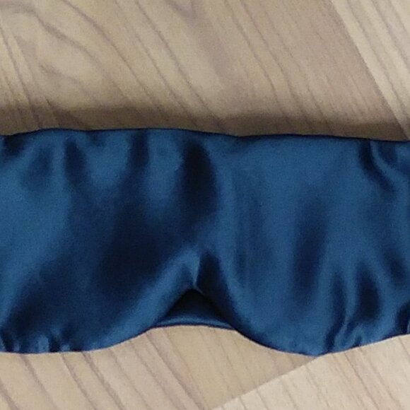100% Mulberry Silk Sleep Mask With Silk Storage Pouch - Picture 7 of 7